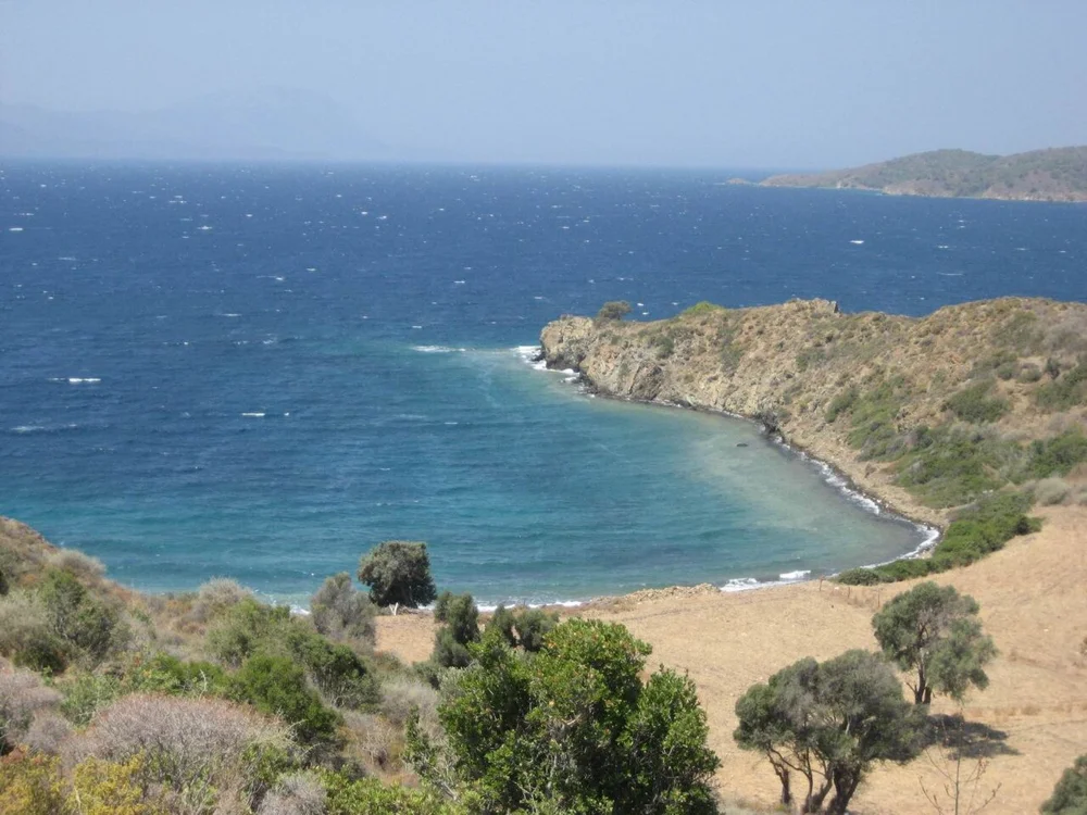 Bördübet çevresinde denize açılan taşlık kıyı ve arka koy manzarası