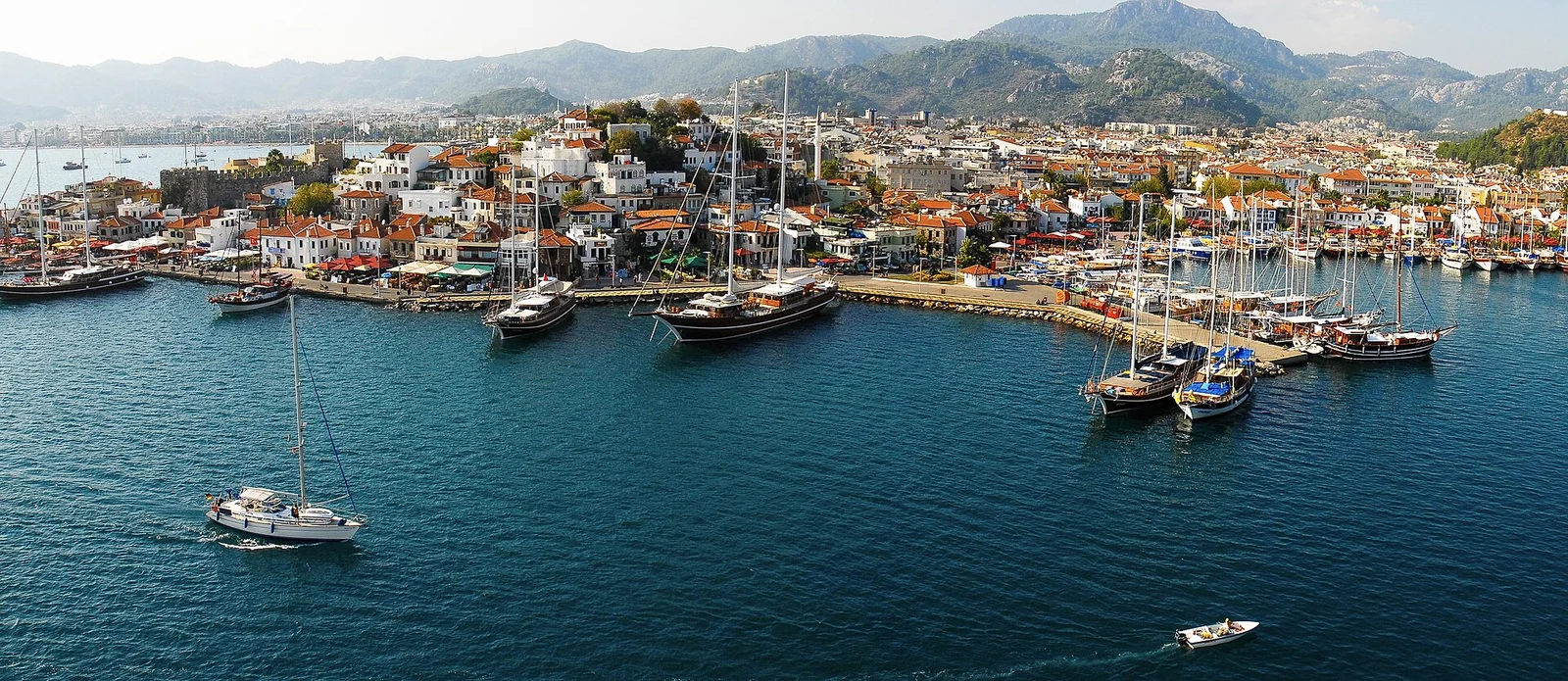 Marmaris'in turkuaz denizi, tarihi kıyısı ve yat limanı