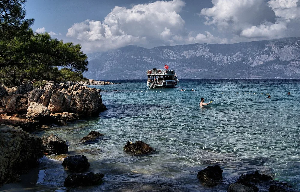 Marmaris İncekum kıyısında deniz ve tekneler