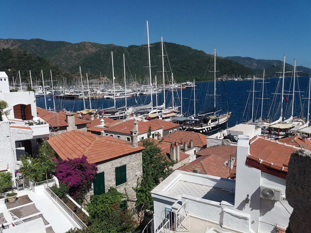 Marmaris yat limanında tekneler ve kıyıdaki evler