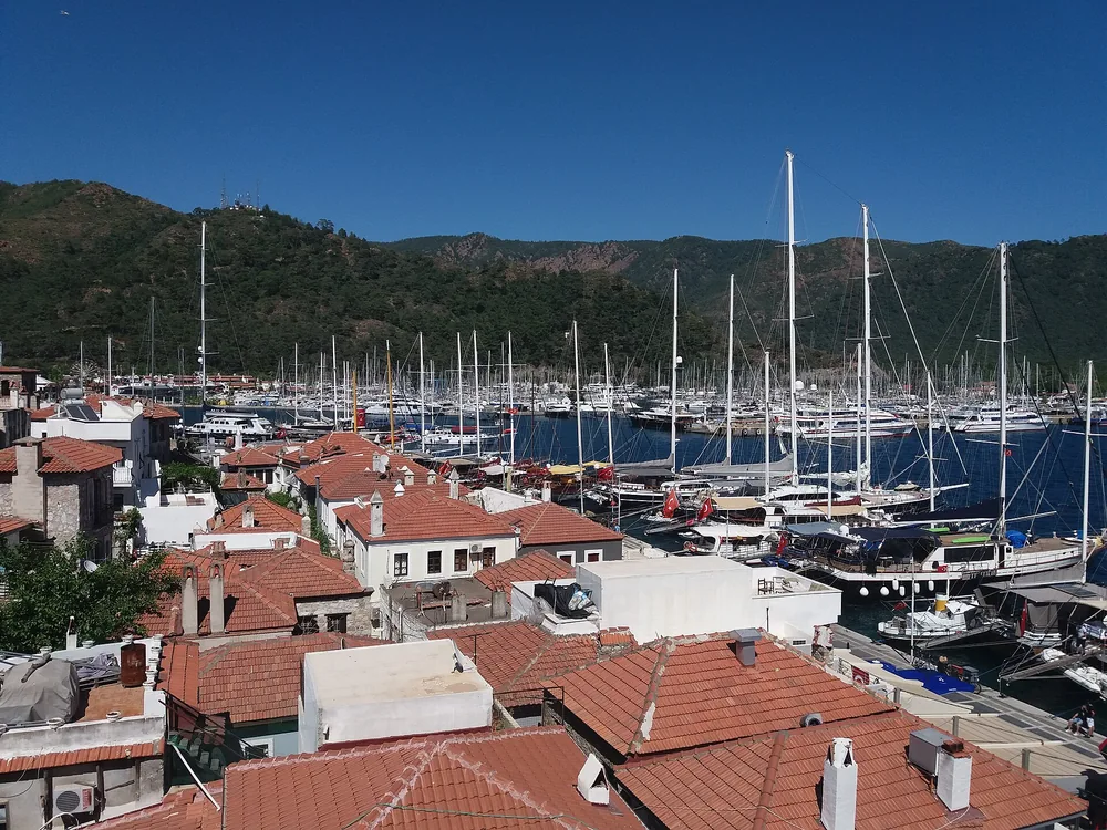 Marmaris merkezinin çatılarından yat limanına bakış