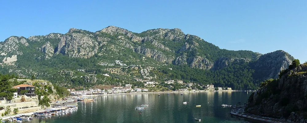Turunç koyu ve kıyı yerleşiminin panoraması